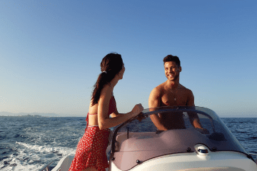 Pareja paseando en barco